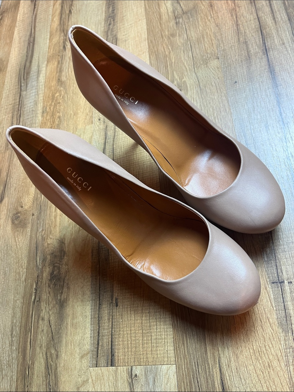 Gucci Blush Leather Round-Toe Pumps 39